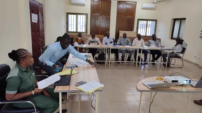 Participants d'un atelier assis autour des tables.