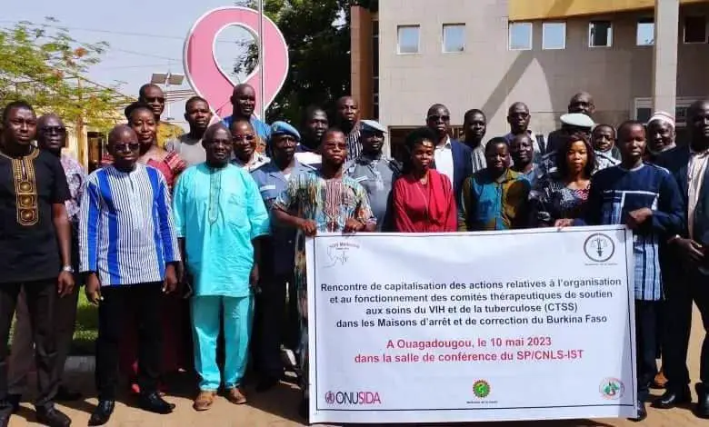 Photo de groupe des participants à la rencontre de capitalisation des comités thérapeutiques et de soutien aux soins (CTSS), Ouagadougou, 10 mai 2023, devant leur banderole.