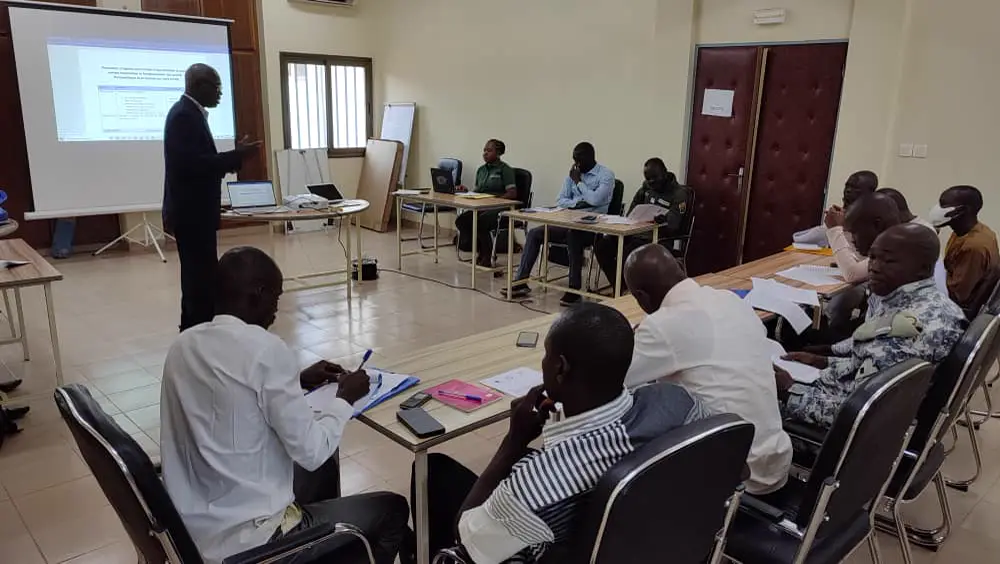 Réunion de travail de l'association dans une salle de conférence.